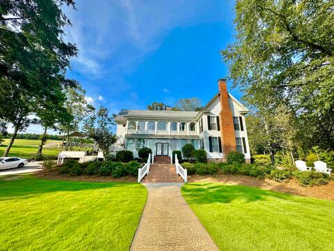 Lakefront "Compound" Sleeps 58+