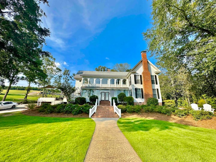 "The Magnolia House" Lakefront Compound -Sleeps 58