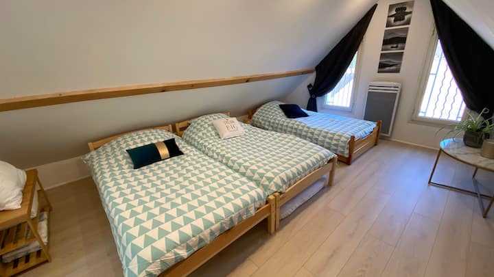 غرفة نوم في الطابق العلوي 3 أسرّة فردية (إمكانية وجود مرتبتين إضافيتين)