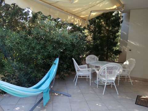 Top performing Airbnb: A house with a garden 2 minutes walk from the beach. in Sutomore