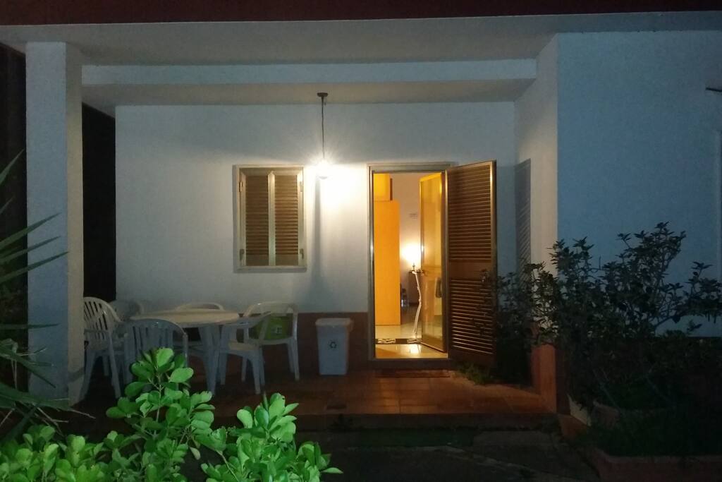 Giardino antistante e ingresso casa