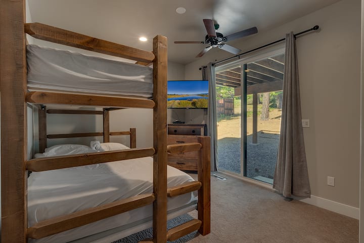 חדר עם מיטת קומתיים בודדת