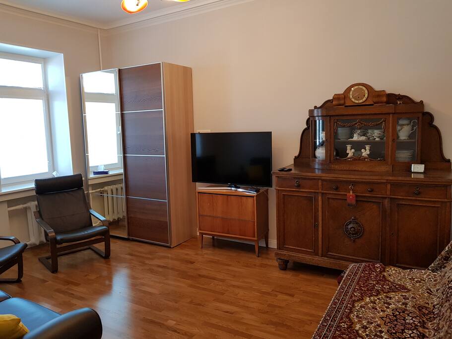MAIN BEDROOM / LIVING