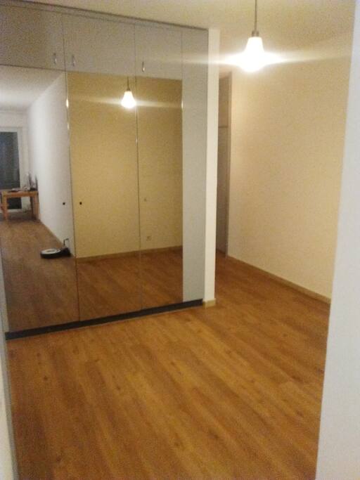 Armadio a muro con specchio in ingresso