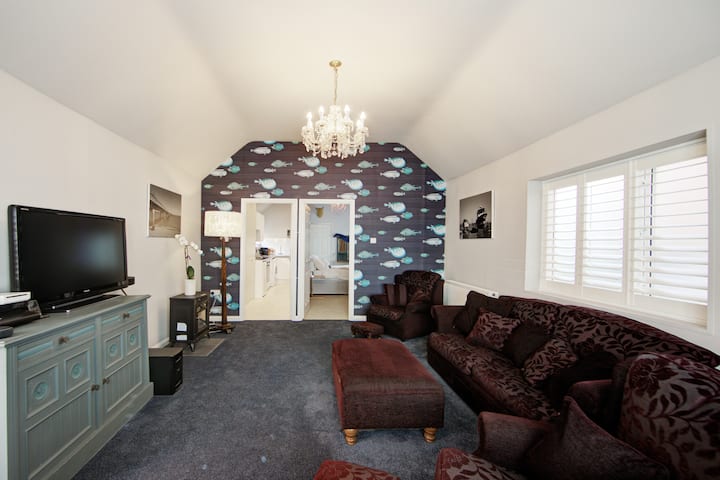 Comfy Home From Home - 10 Mins Walk From The Sea. - Deal