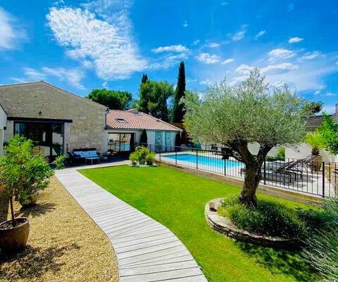 Charming house, heated pool, beaches 20min away