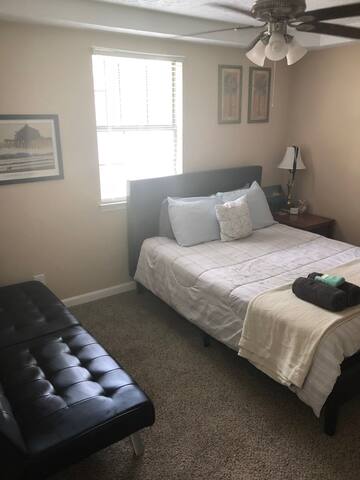 Private Master bedroom w/ Bath, GREAT LOCATION