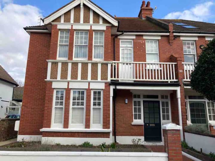 Very near beach front apartment in West Hove Condominiums for Rent