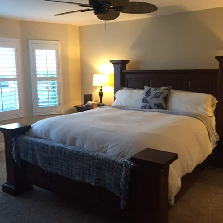 חדר שינה ראשי עם טלוויזיה חכמה עם מסך שטוח 55 אינץ' וחדר רחצה מודרני משלכם