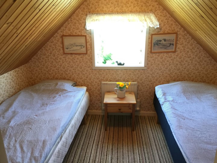 غرفة نوم في الطابق العلوي مواجهة للشرق