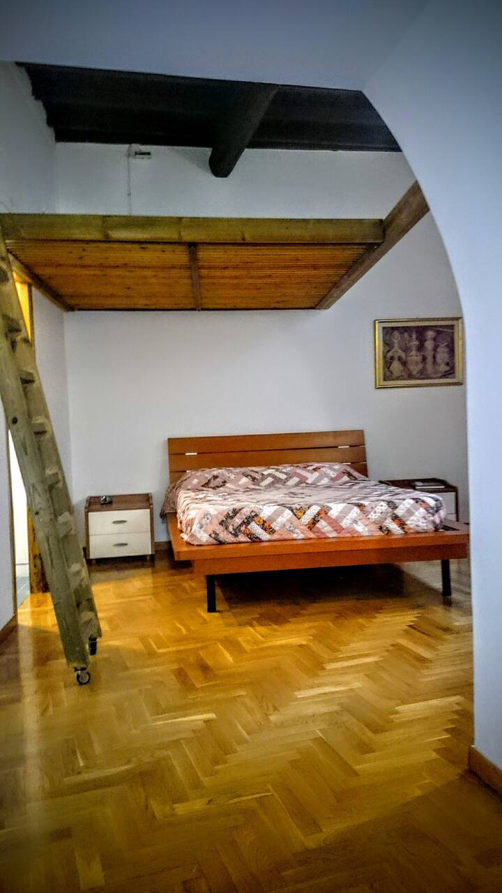 dormitorio tipo loft de madera
