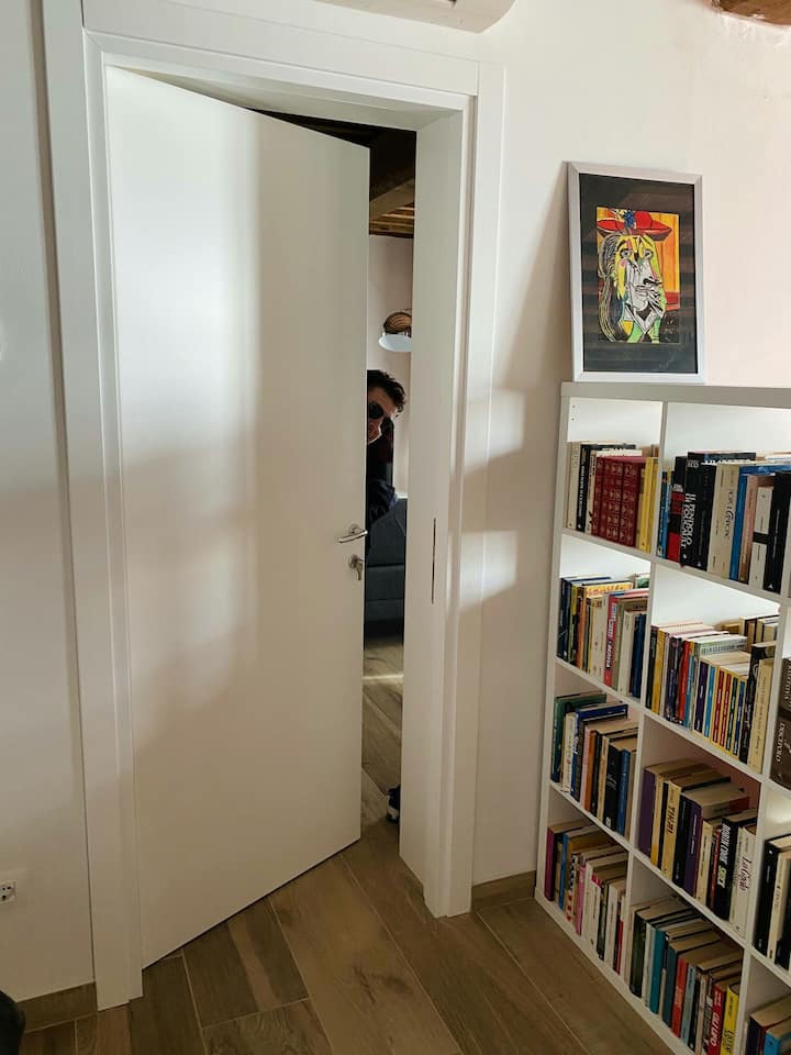 Una parte della ricchissima biblioteca a vostra disposizione.