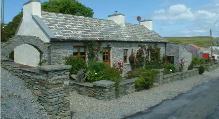 Liscannor Dinny's Cottage at the Cliffs of Moher