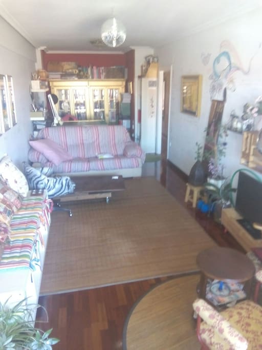 Salón con terraza, zona de lectura y mesa de trabajo
