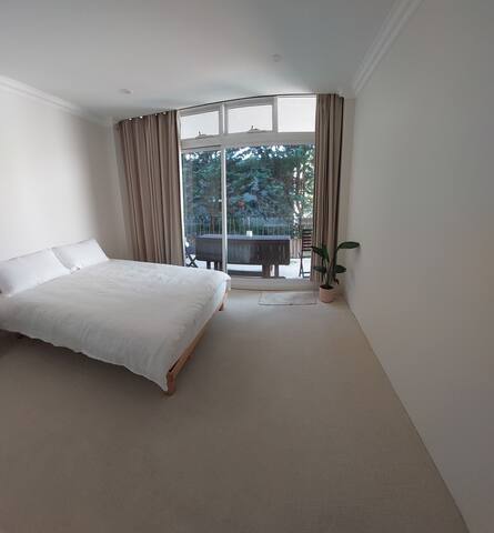 Comfortable 2 bd apt Kirribilli gallery image 2