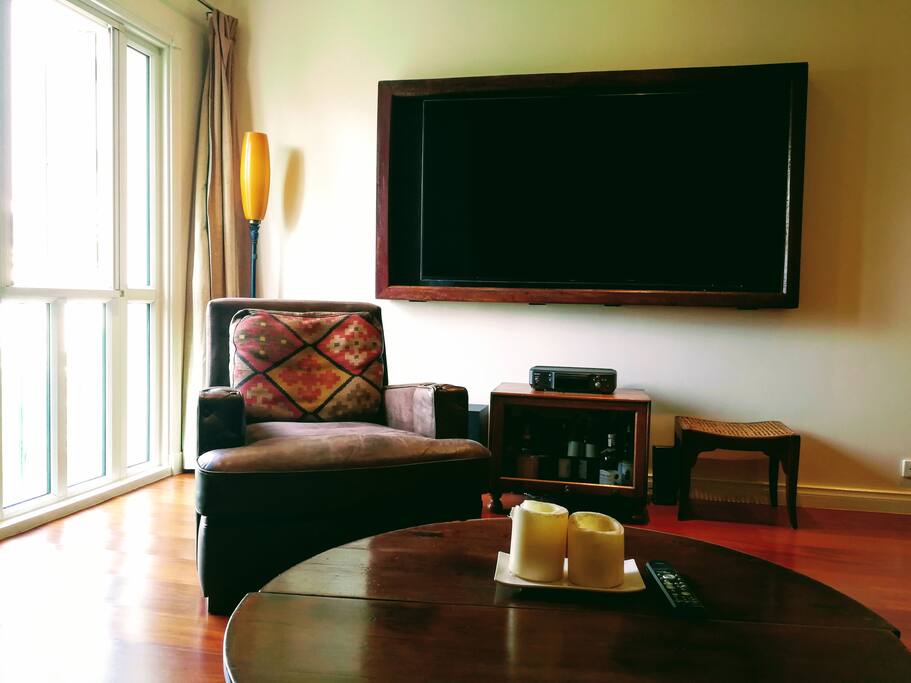Living-room 65'' UDH Smart TV, Netfix, 6500 international channels
