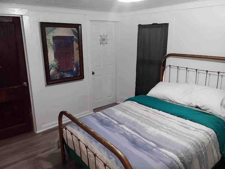 غرفة النوم الوسطى، الباب إلى اليسار يمكنك المشي من خلاله للوصول إلى غرفة النوم الخلفية (الثانية). تدخل الحمام من الباب إلى اليمين. 