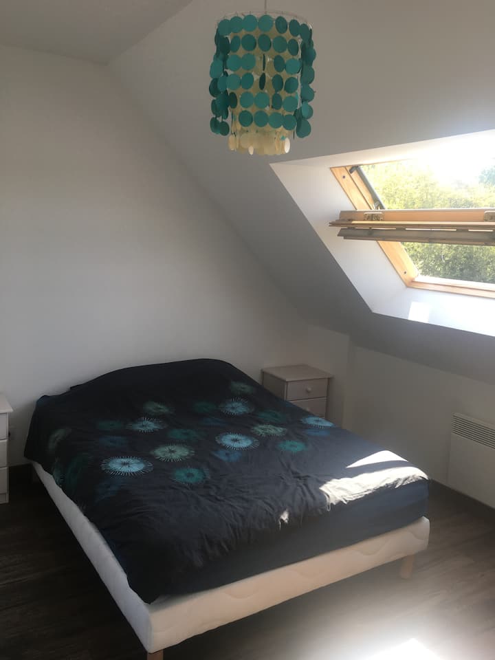 Seconda camera da letto al piano superiore, con letto matrimoniale.