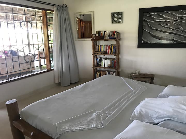 一张加大双人床