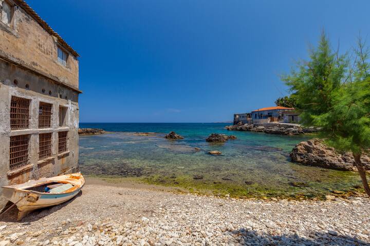 Pazzl- Rustic sea-side living