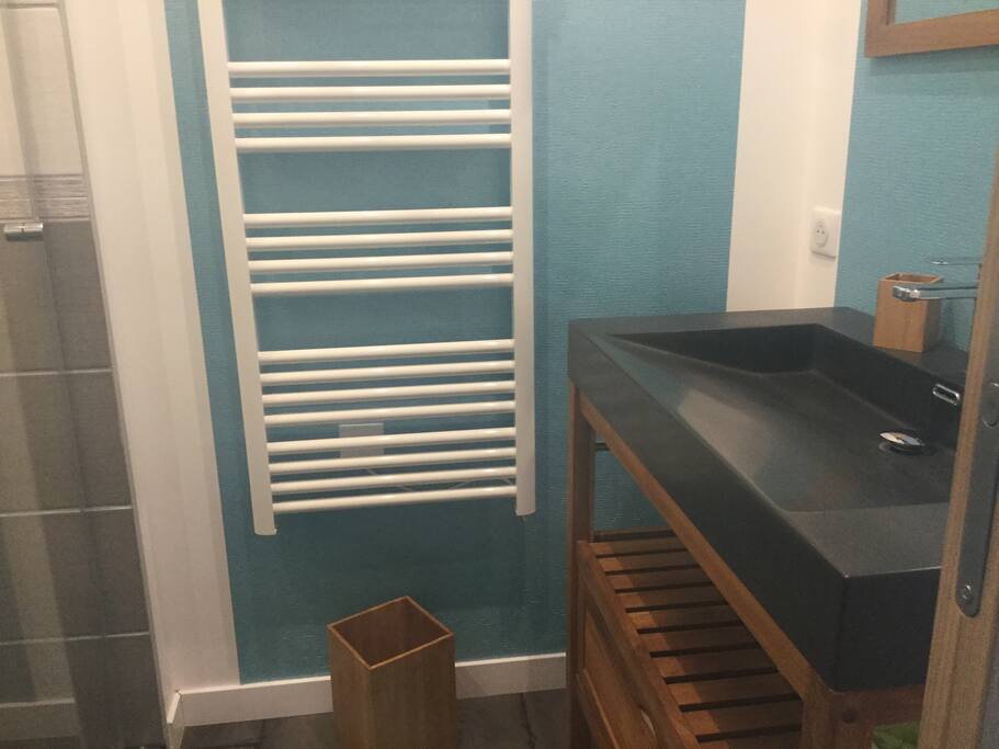 Salle de bain avec douche
