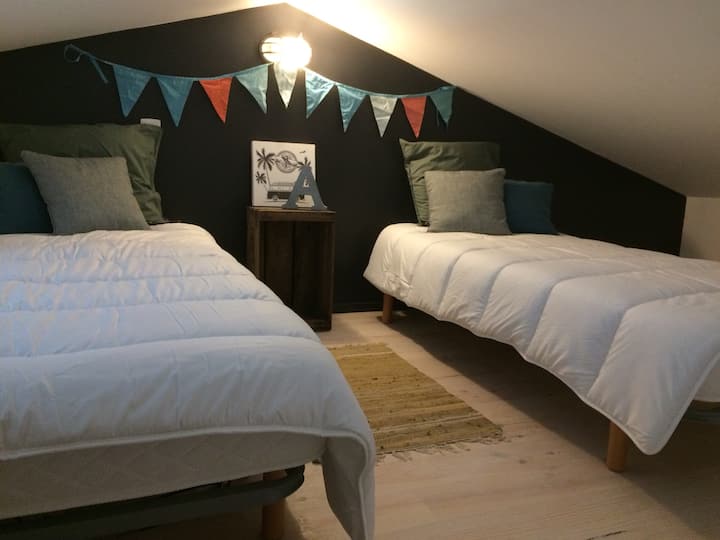 Mezzanine room in the attic, for kids and  teen! An adult can't stand!
Access is via a fairly steep and unclosed staircase.