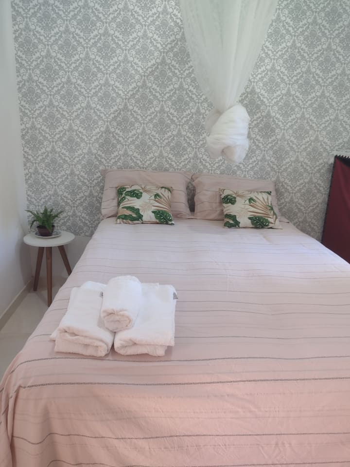 Dormitorio doble con aire acondicionado y mosquitera disponibles .