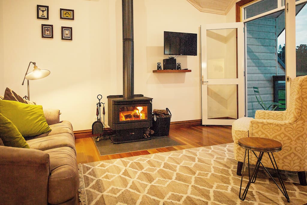 The Graziers Retreat - Light filled retreat with log fireplace and stunning country views