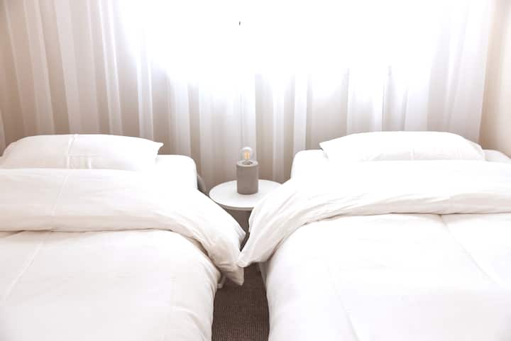 De tweede slaapkamer heeft twee eenpersoonsbedden, maar tegen elkaar geschoven is het een comfortabel tweepersoonsbed.