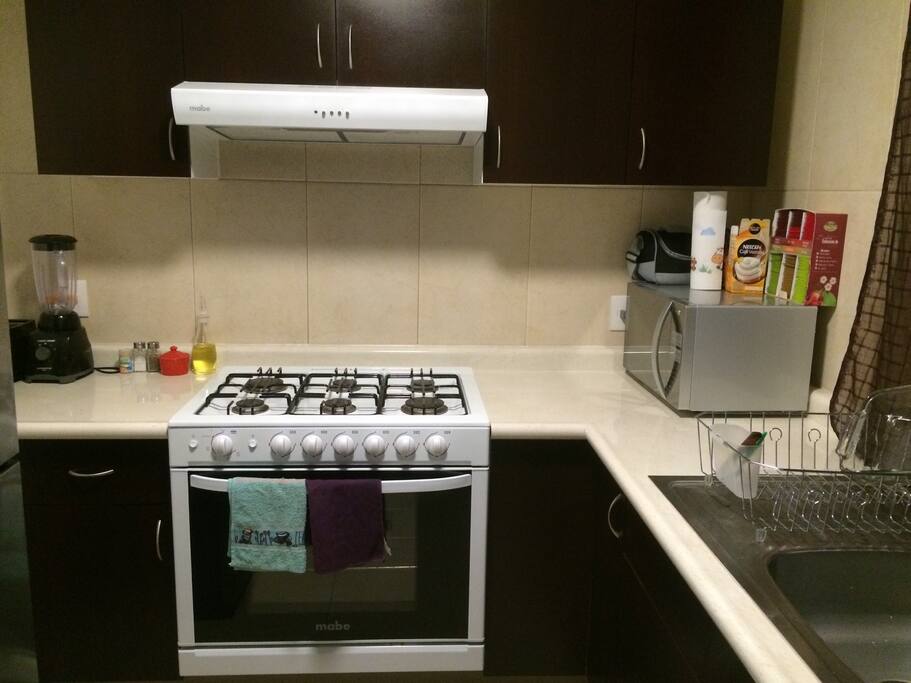Cocina, refrigerador, horno de gas y de microondas para uso común