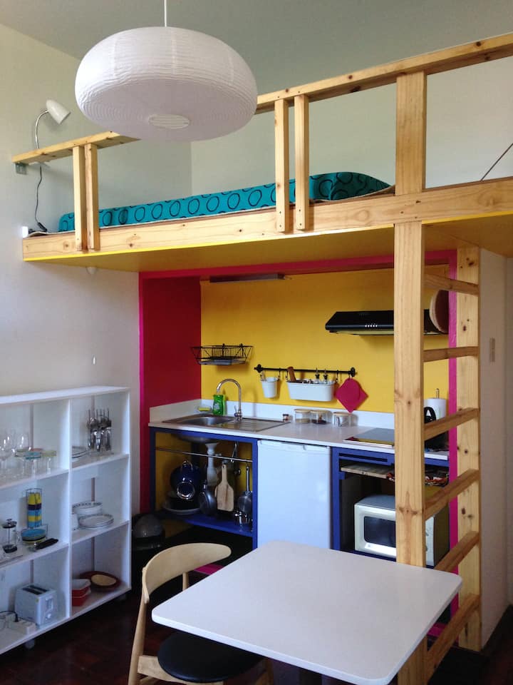 סלון עם מטבחון וקומת ביניים