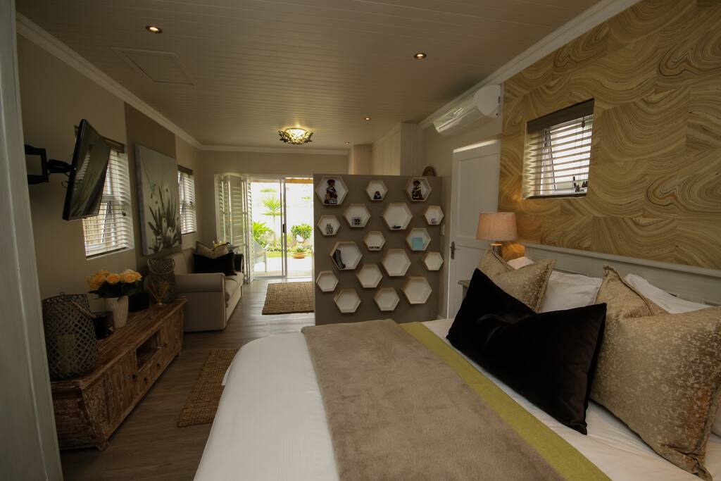 Extremely comfortable bed with Egyptian
Cotton bedding. Pure luxury.