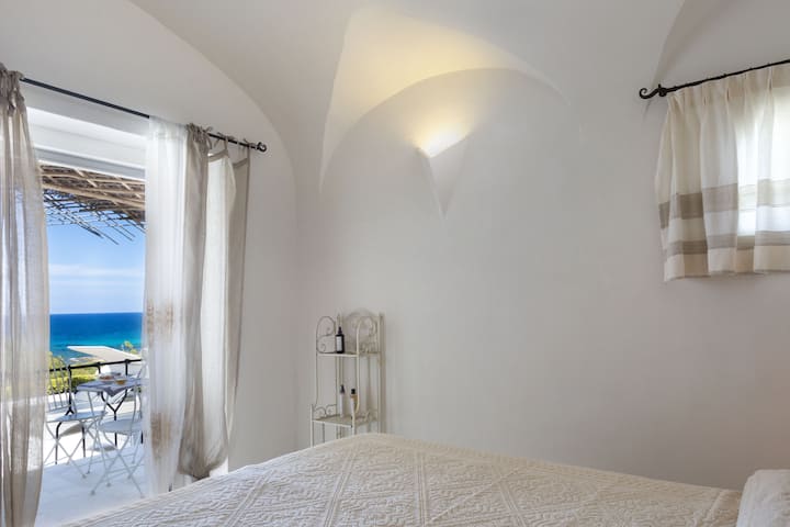 ห้องนอนใหญ่พร้อมเตียงคิงไซส์และห้องน้ำในตัว