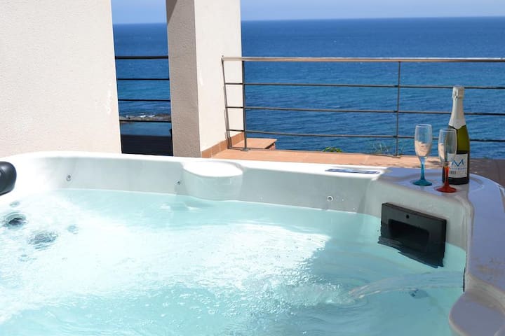 Sea-front villa with stunning views