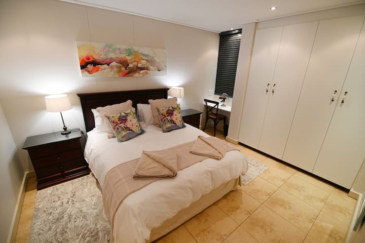 Dhomë gjumi për vizitorët, një krevat dopio "queen" me dekor elegant dhe shtroja dhe çarçafë super të rehatshëm. 