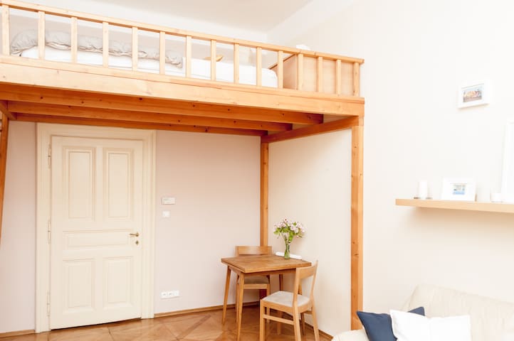 Sarah's Calm and Cozy Flat in the Best Location!