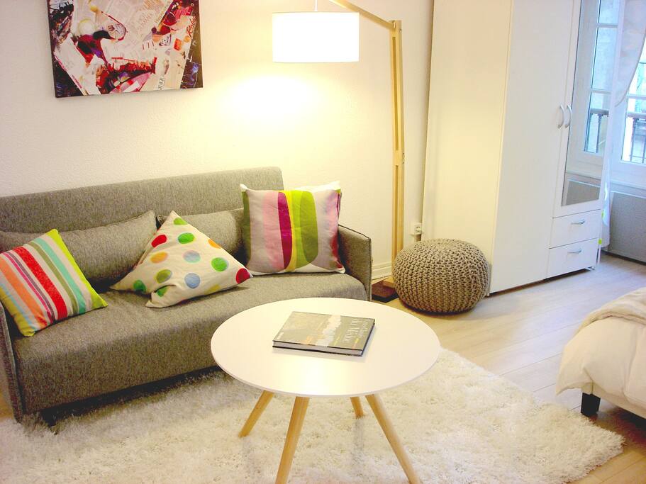 coin salon avec canapé confortable
