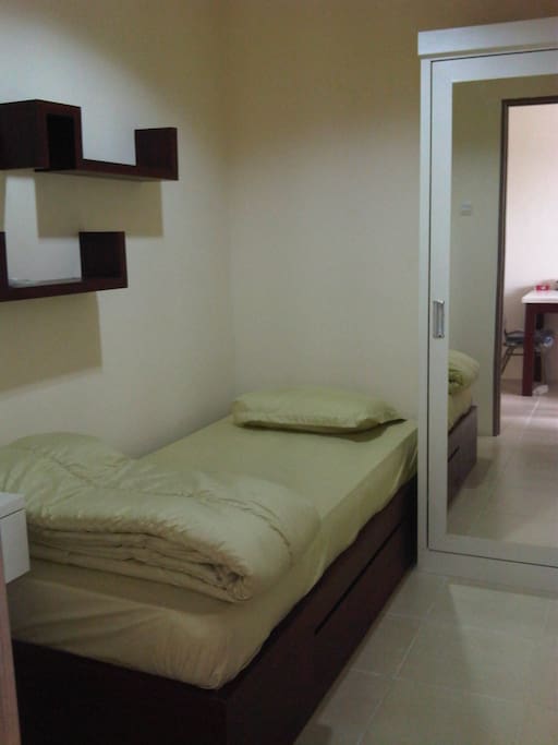 Small bedroom (single size bed)