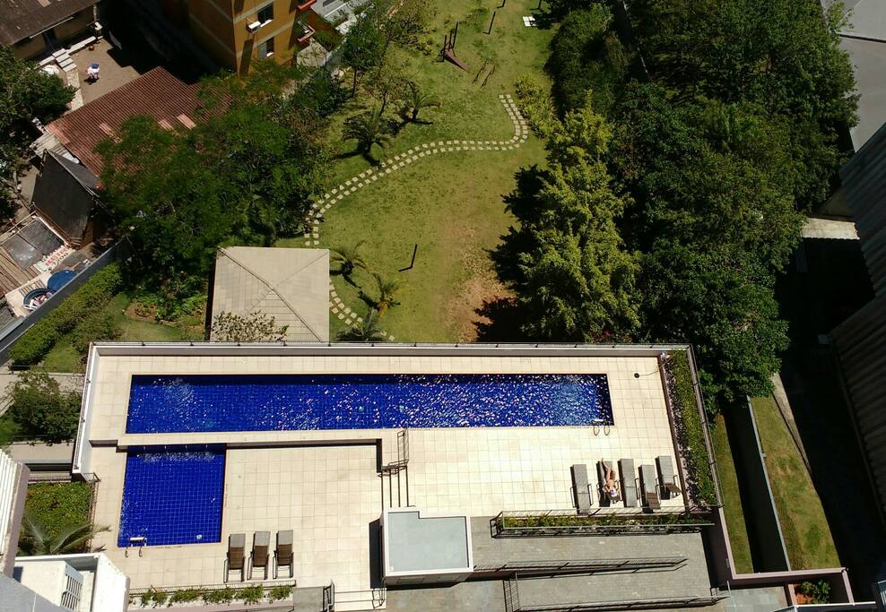 Piscinas adulto/infantil e área verde interna do condomínio.