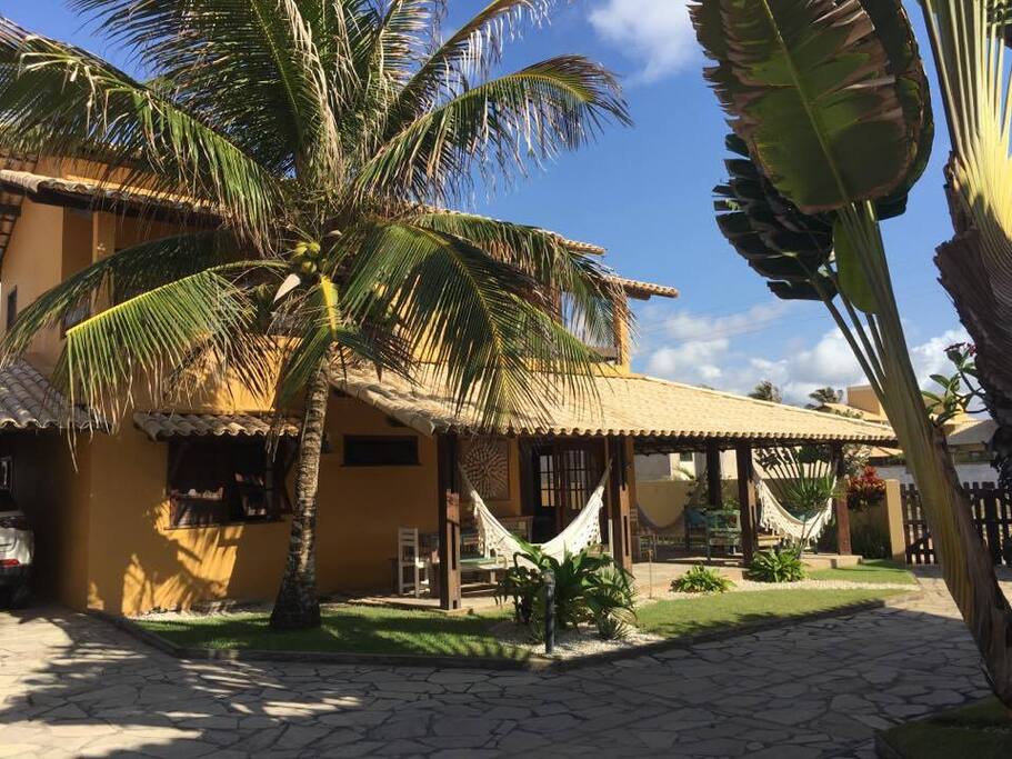 Fachada do Chalé, circundada por relaxantes varandas