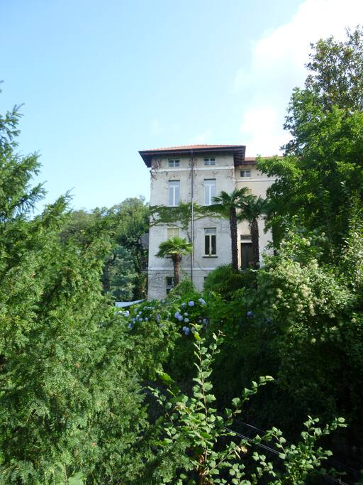 L'attico si trova a Villa delle Mimose, abitazione dei primi del '900