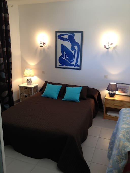 La chambre avec son lit double
