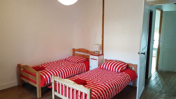 חדר שינה אדום (1 ליחיד)