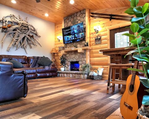 Cozy Winter Cabin • Lakefront Views & Game Room