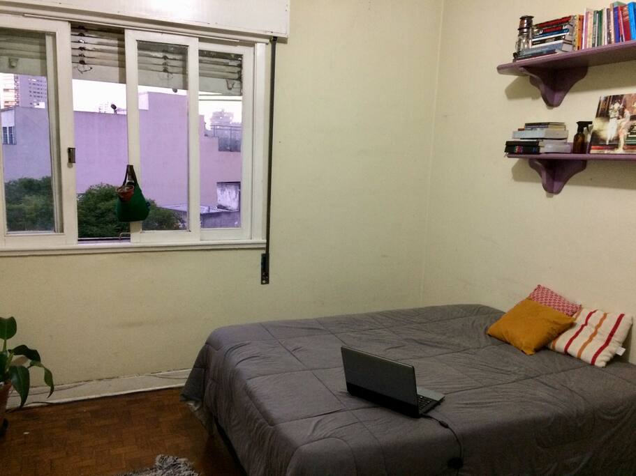 a janela tem uma linda vista para a rua Bela Cintra