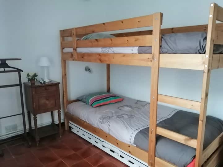 La chambre, avec les 2 lits superposés.