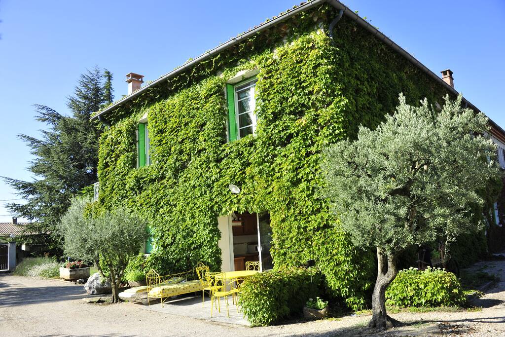 MAISON ET ENTREE LES CIGALES
