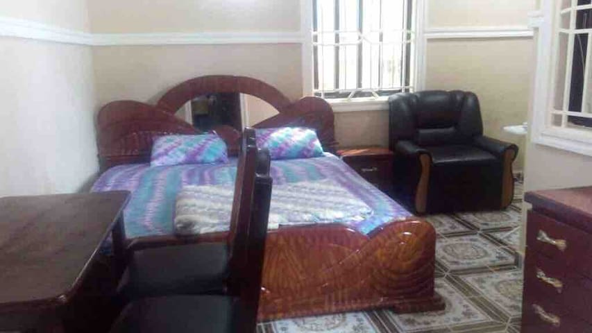 1 BR Suite w/ Int, AC, Hot water 1 Ml frm US EMB