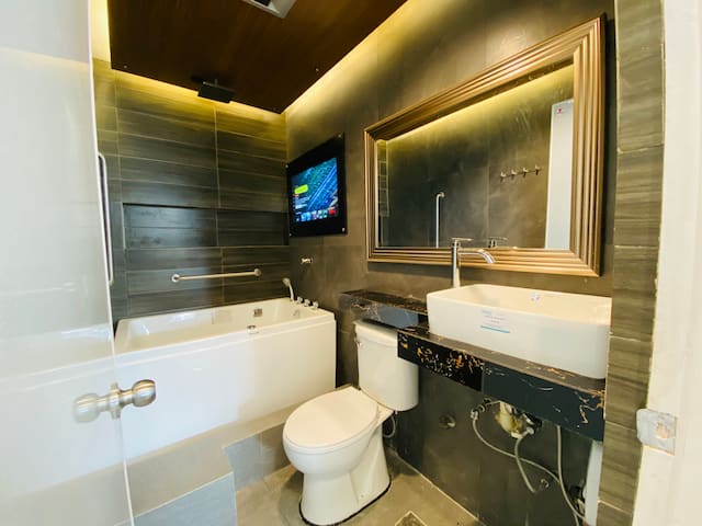 Best Value Condo For 12 W/ Jacuzzi & Balcony In QC