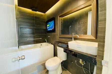 Best Value Condo With Jacuzzi In QC 704